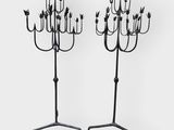 une paire de chandeliers en fer noir ornés de fleurs
