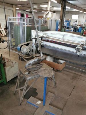 une image d'une machine en fonctionnement dans une usine