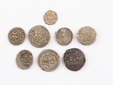 six pièces d'argent et de bronze sur un fond blanc