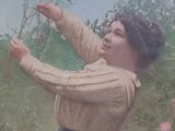 une photo d'un tableau représentant une femme dans un champ