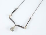 gros plan d'un collier sur une surface blanche