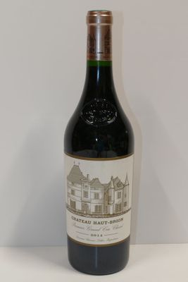 une bouteille de vin posée sur une table