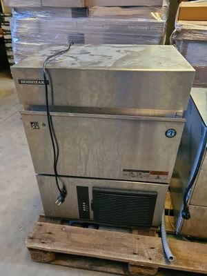 une machine posée sur une palette dans un entrepôt