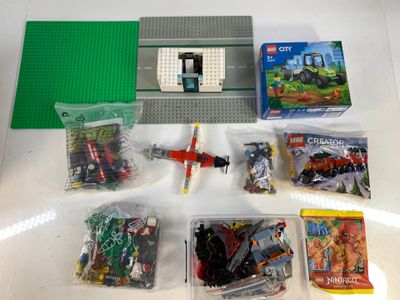 un tas de legos posés sur une table