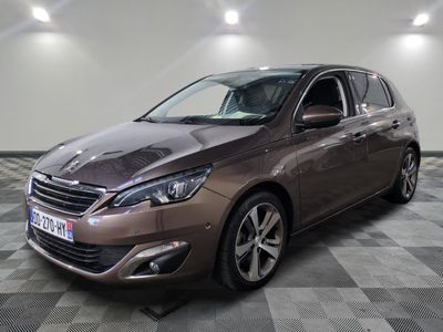 La voiture marron est garée sur un sol en carrelage à damier.
