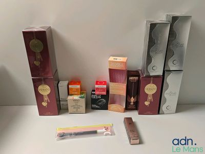 de nombreuses boîtes contenant différents types de produits cosmétiques sur la table