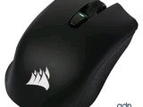 La souris est noire et porte un logo blanc.