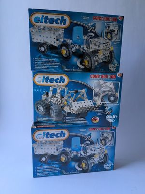 trois véhicules lego tech sont posés sur une surface blanche
