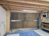 un garage avec de nombreuses étagères à l'intérieur