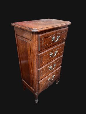 une vieille commode en bois avec quatre tiroirs de chaque côté