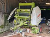 une machine verte qui se trouve à l'intérieur d'un bâtiment