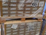 un homme debout à côté d'une pile de cartons dans un entrepôt