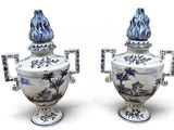 paire de vases bleus et blancs munis d'anses de chaque côté