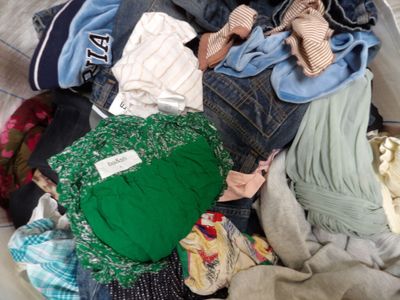 une pile de vêtements posée sur un lit