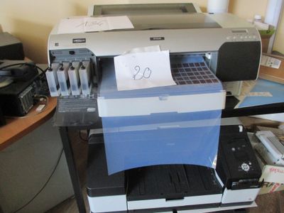 une imprimante posée sur un bureau à côté d'une imprimante