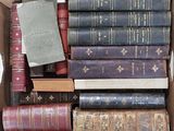 une boîte remplie de vieux livres empilés les uns sur les autres