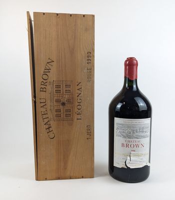 une bouteille de vin posée à côté d'une caisse en bois