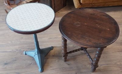 deux petites tables posées sur un parquet en bois dur