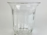un vase en verre posé sur une table