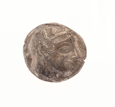 gros plan d'une pièce de monnaie sur une surface blanche avec un fond blanc