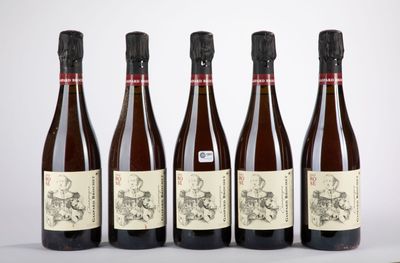 quatre bouteilles de vin sont alignées sur une table