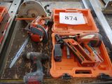 de nombreux outils posés sur une table
