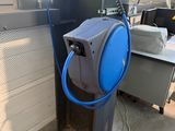 un tuyau bleu fixé au mur d'une pièce