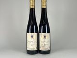 deux bouteilles de vin posées sur une table l'une à côté de l'autre