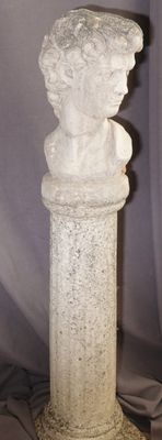une statue représentant une femme assise sur un socle