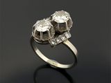 une bague en or blanc et diamants ornée de deux éléphants