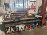 une image d'un établi dans un garage