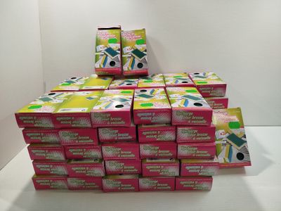 une pile de boîtes roses empilées les unes sur les autres