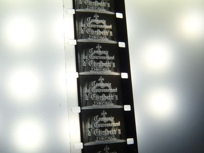 une bande de film en noir et blanc sur laquelle figurent plusieurs récompenses