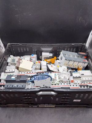 une boîte noire remplie de matériel électronique posée par terre