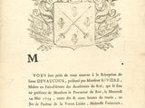 un vieux livre sur lequel figure un blason