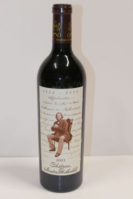 une bouteille de vin posée sur une table