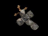une image représentant une croix en argent et en or sur fond noir