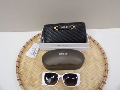 une paire de lunettes de soleil et un étui posés sur un plateau
