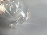 une personne qui tient un objet transparent dans la main