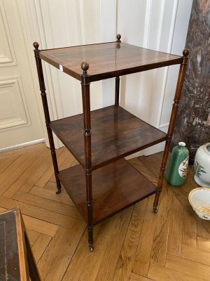une étagère en bois surmontée de trois tablettes