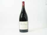 une bouteille de vin posée sur une table