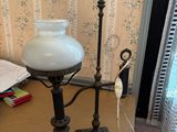 une lampe posée sur une table près d'une fenêtre