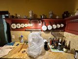 une photo d'une cuisine dont le plan de travail est encombré
