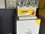 une machine posée sur un chariot dans un magasin