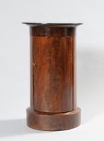 Somno en placage d'acajou de forme cylindrique ouvrant par u…
