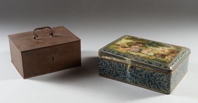 deux boîtes posées l'une à côté de l'autre sur une table
