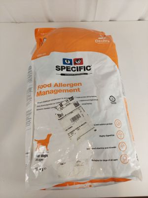 un gros plan sur un sac de croquettes posé sur une table