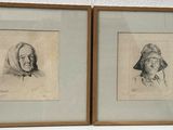 deux dessins encadrés représentant une femme et un homme, posés sur une étagère