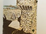 une photo d'une photo d'un bâtiment sur la plage