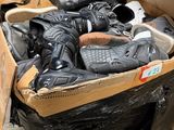 plusieurs paires de chaussures dans une boîte posée sur le sol